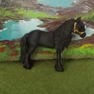 Zwarte Fries 1 (zo groot als Schleich)