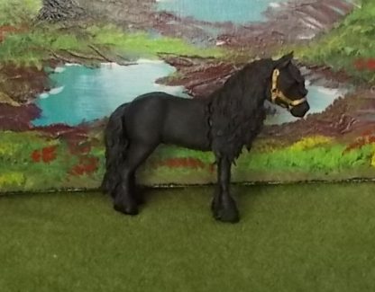 Zwarte Fries 1 (zo groot als Schleich)