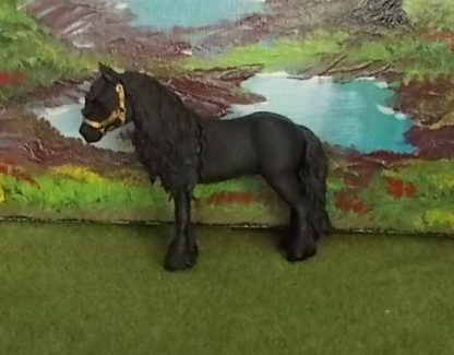 Zwarte Fries 2 (zo groot als Schleich)